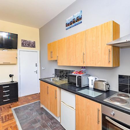The Elm Wood Apartments Huddersfield Room photo