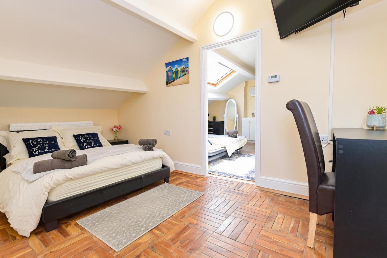 The Elm Wood Apartments Huddersfield Room photo