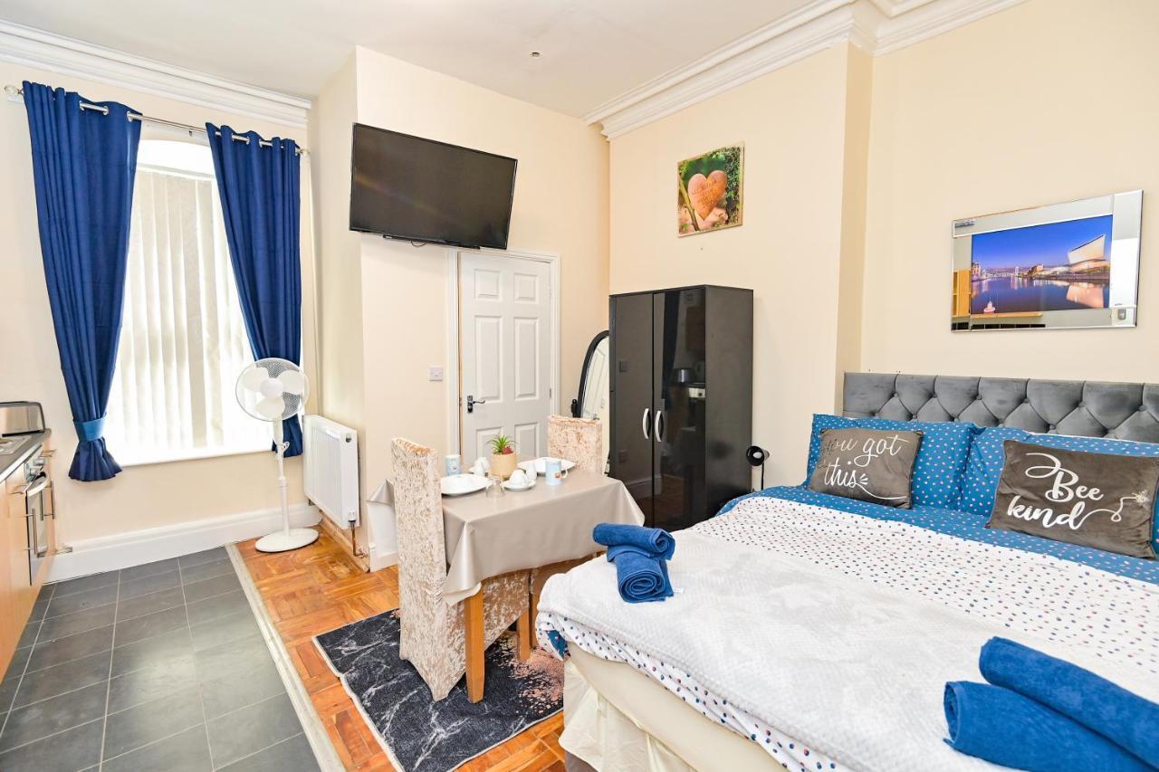 The Elm Wood Apartments Huddersfield Room photo