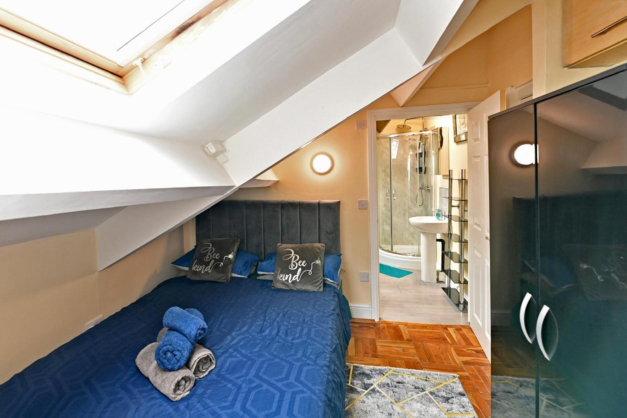 The Elm Wood Apartments Huddersfield Room photo