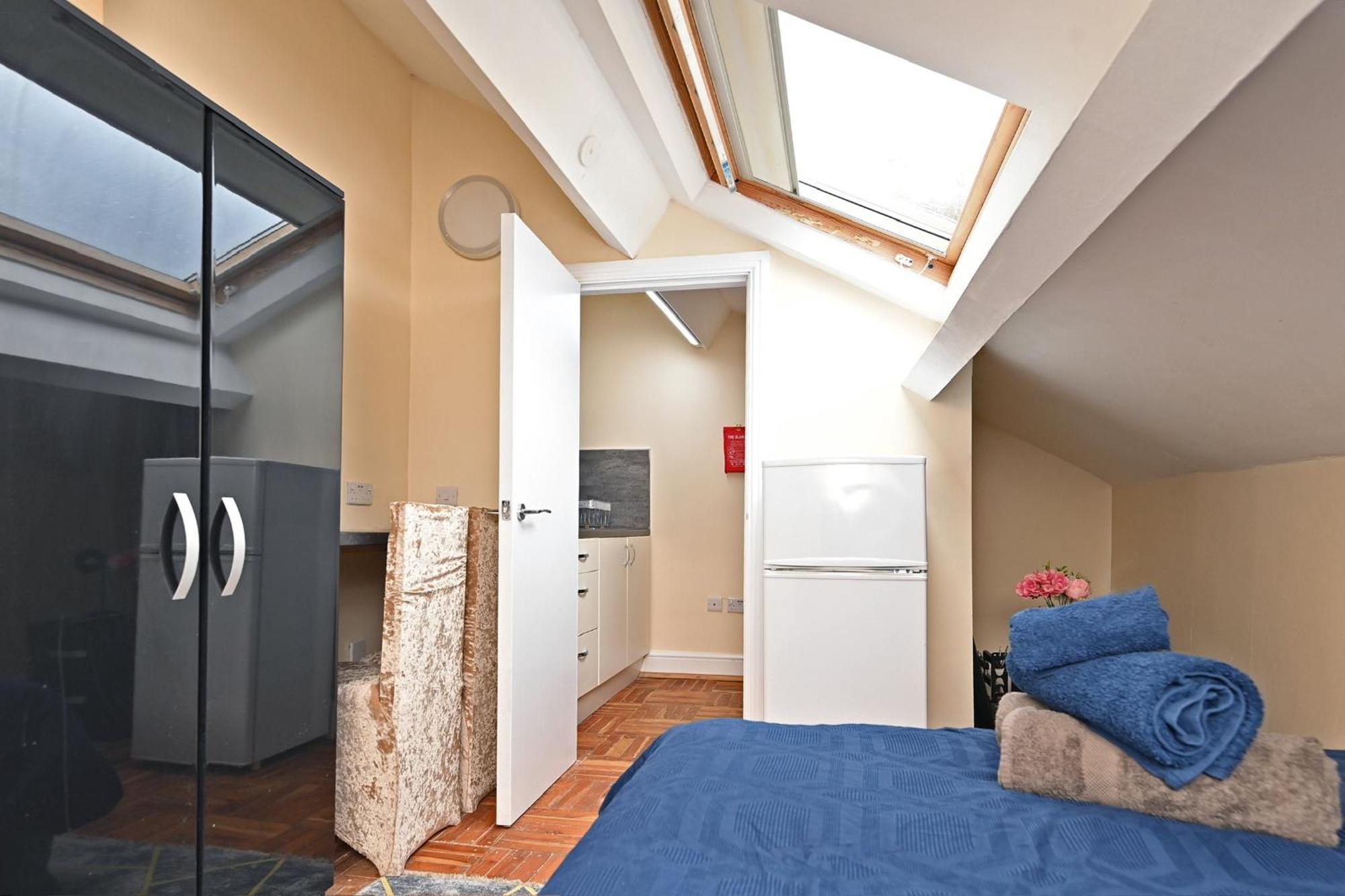 The Elm Wood Apartments Huddersfield Room photo