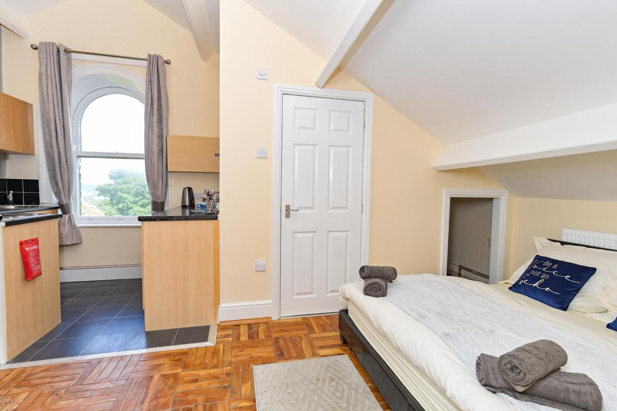 The Elm Wood Apartments Huddersfield Room photo