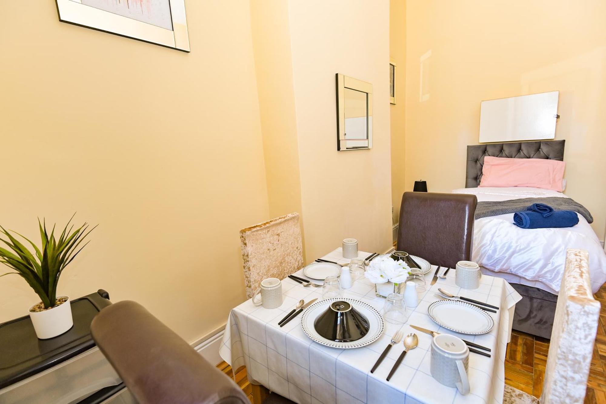 The Elm Wood Apartments Huddersfield Room photo