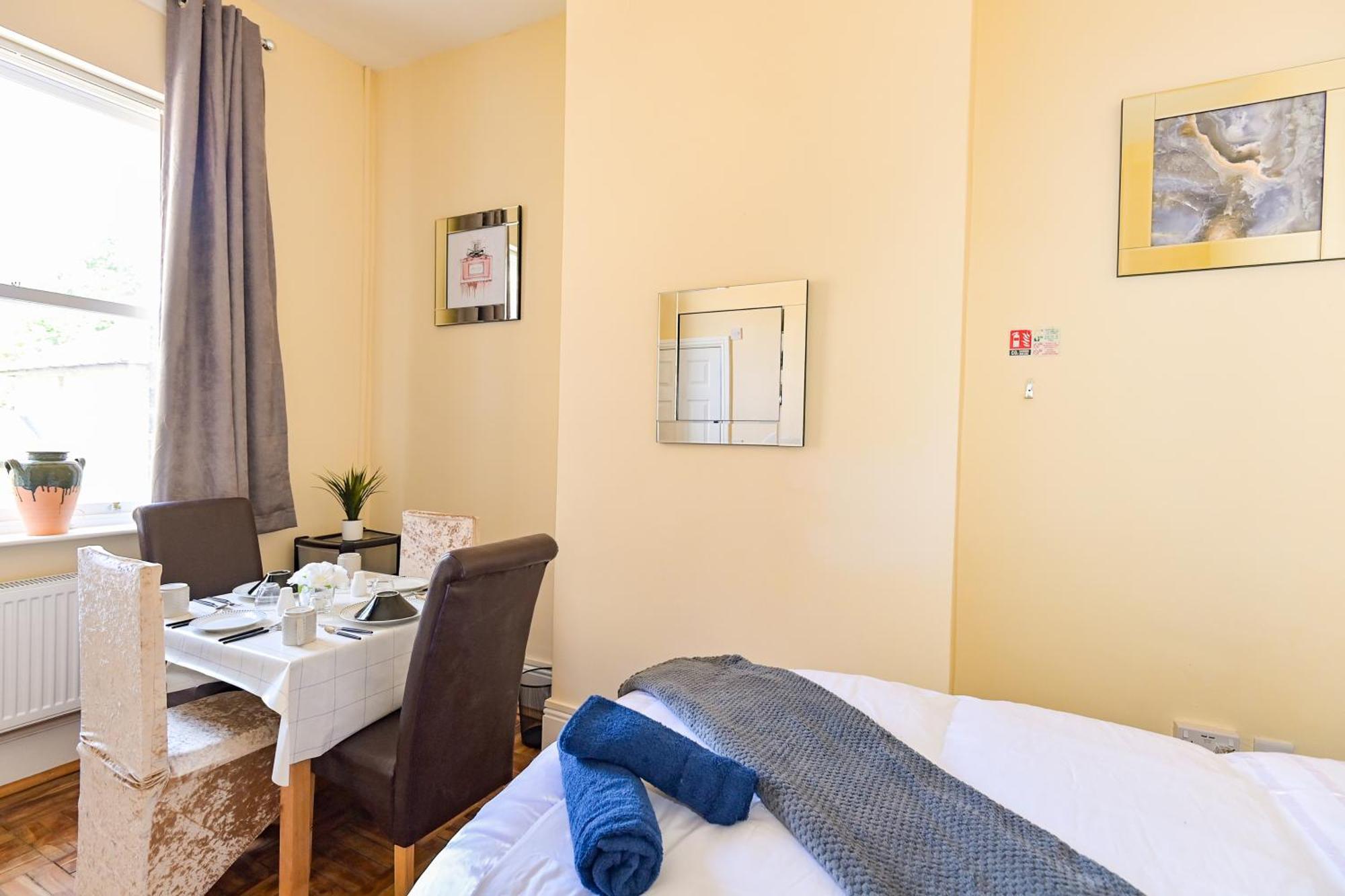 The Elm Wood Apartments Huddersfield Room photo