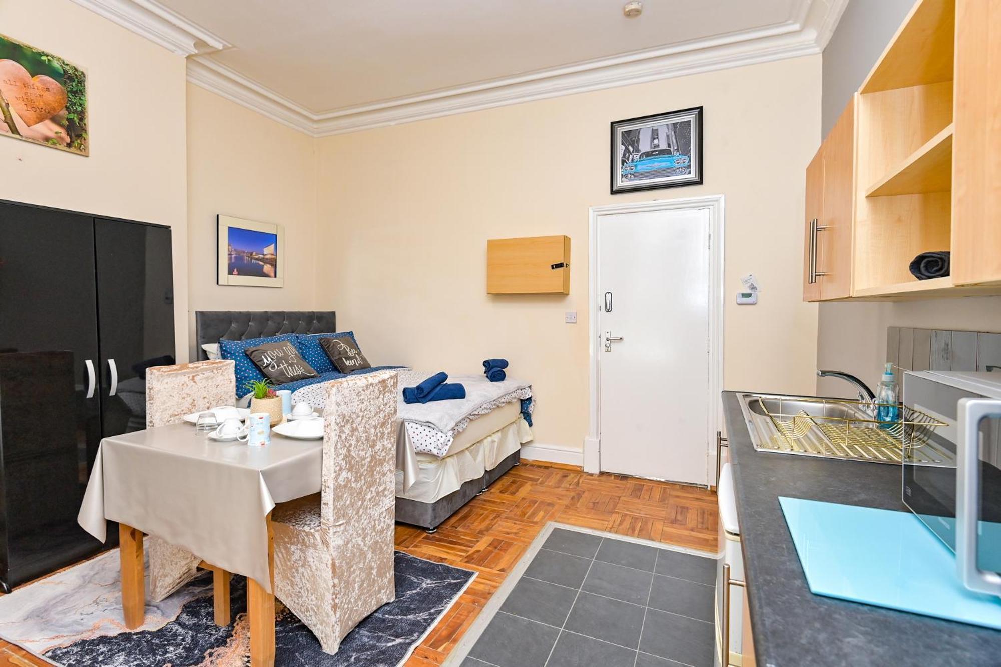 The Elm Wood Apartments Huddersfield Room photo